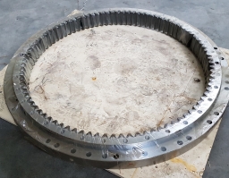 PC220-7_swing_bearing